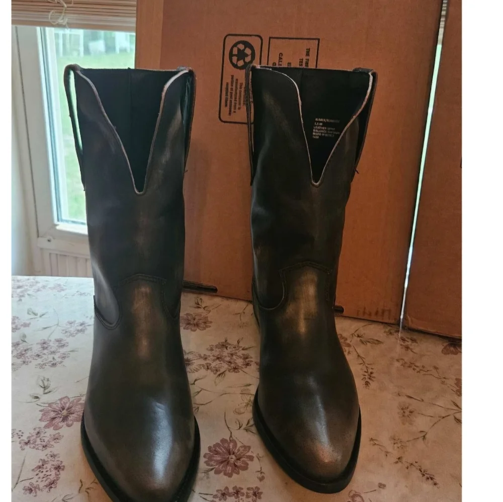 Steve Madden Rumer Distressed Brown Boot. New in box, never worn. - Picture 2 of 8